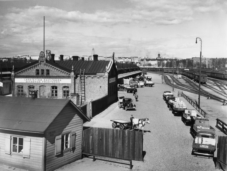 Töölön tavara-asema vuonna 1939. HKM, Pietinen Aarne Oy. https://www.helsinkikuvia.fi/record/hkm.HKMS000005:km0024xd/